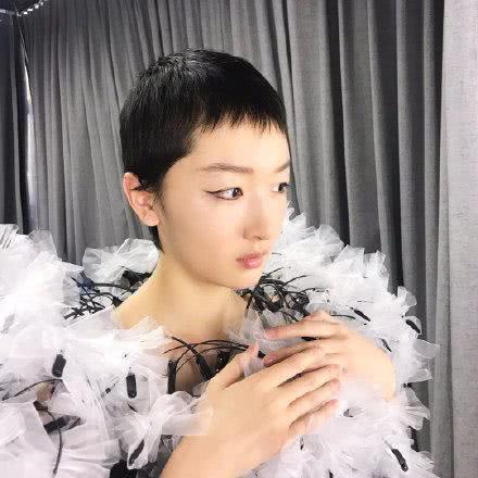 周冬雨爆料剃头视频大全,挑战自我，短发造型惊艳亮相  第3张